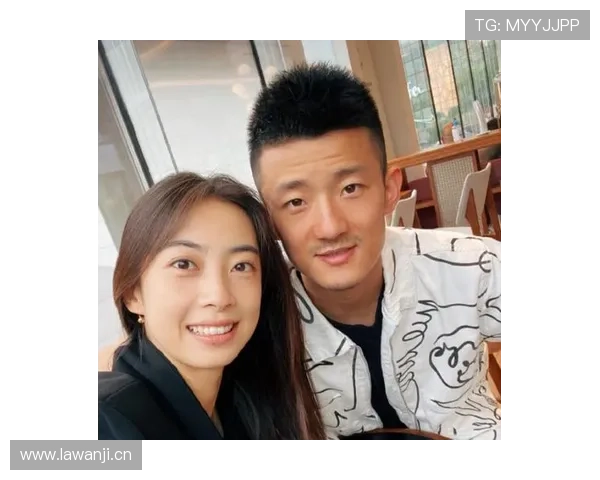 谌龙训练完顺手给老婆买了个包，价格够我交十年房租